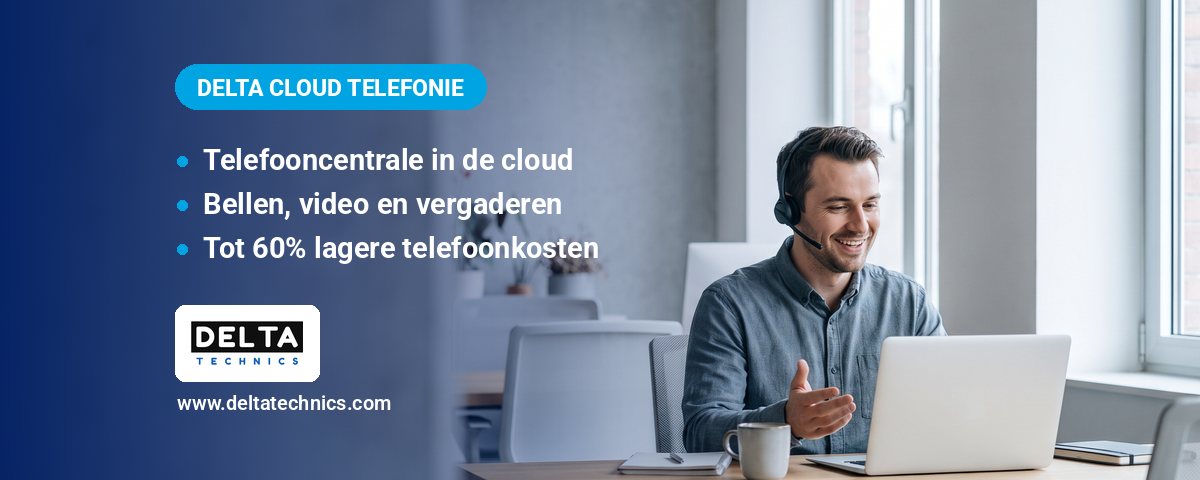 Cloudtelefonie bij een KMO in Limburg: medewerker belt met een headset op kantoor