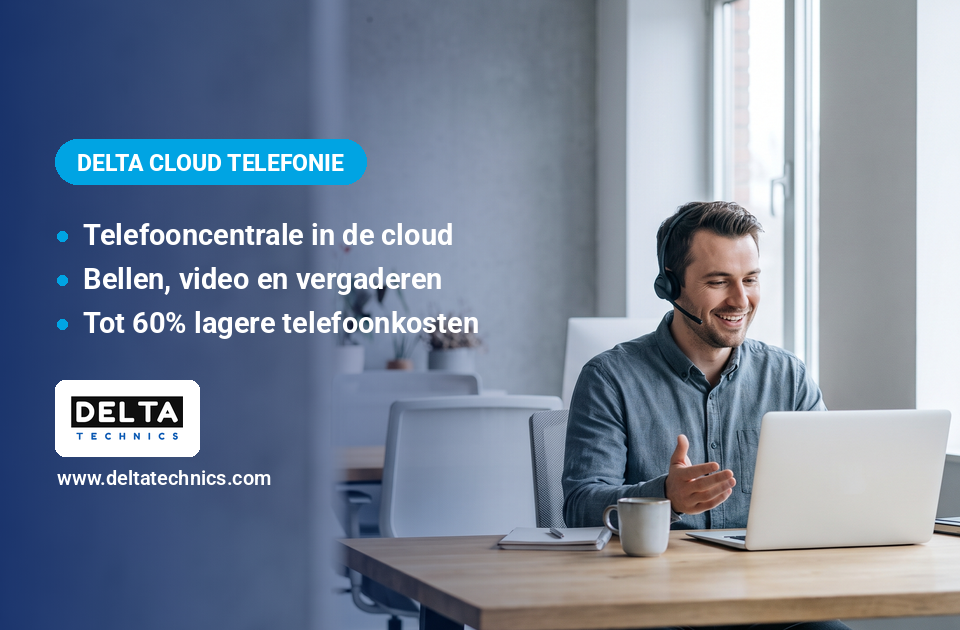 Cloudtelefonie bij een KMO in Limburg: medewerker belt met een headset op kantoor