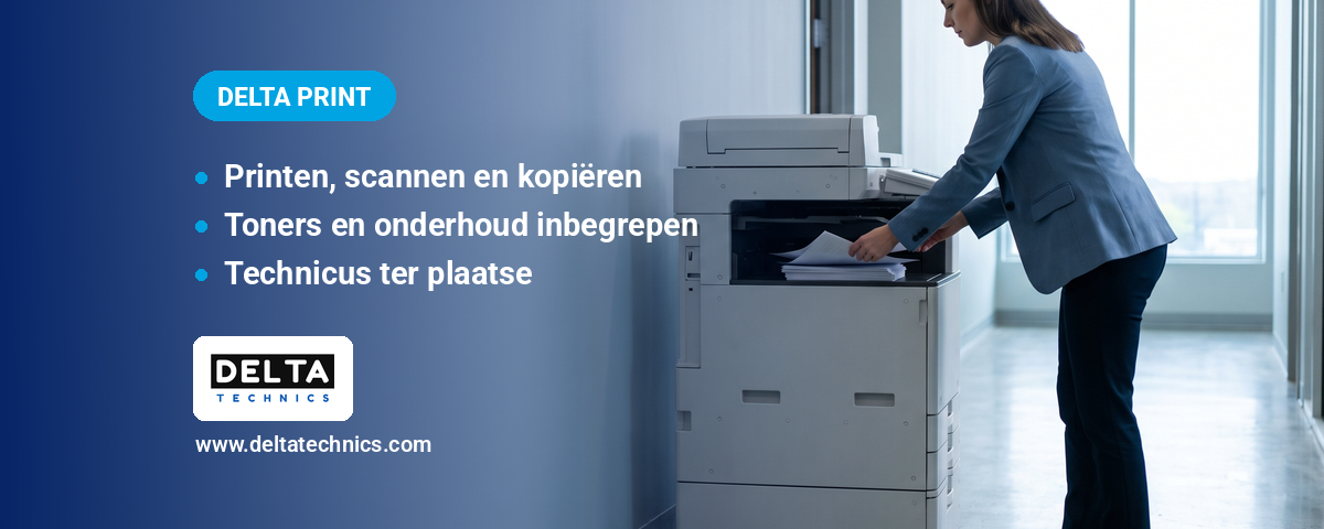 Printerbeheer bij een KMO in Limburg: medewerker neemt documenten uit een multifunctionele printer