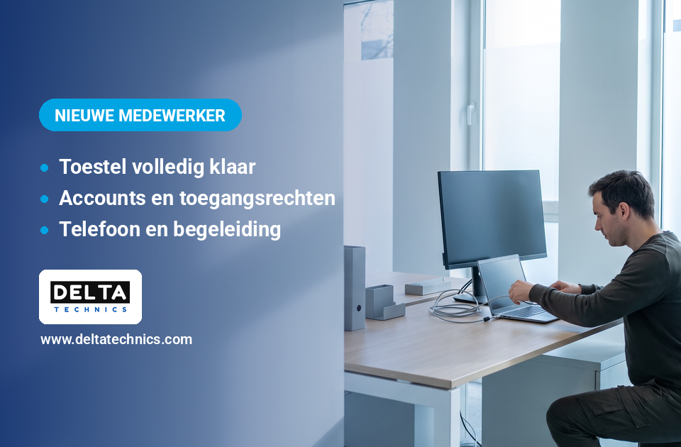 IT voor een nieuwe medewerker: technicus zet een laptop klaar op een werkplek
