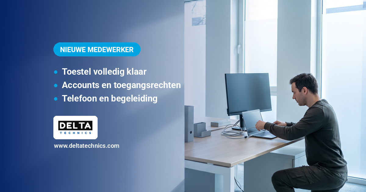 IT voor een nieuwe medewerker: technicus zet een laptop klaar op een werkplek